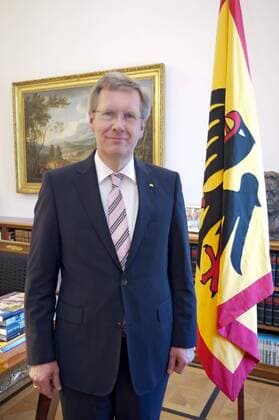Bundespräsident Christian Wulff beim epd-Gespräch am Montag (30.05.2011) in Berlin. Wulff wünscht sich eine stärkere Wahrnehmung der Kirchen in der Öffentlichkeit. Die Kirchen hätten viel zu sagen, daher sollten ihre Einlassungen eine größere Verbreitung finden, sagte Wulff in dem epd-Gespräch zwei Tage vor Beginn des Deutschen Evangelischen Kirchentages in Dresden. (Siehe epd-Gespräch vom 31.05.2011) DER ABDRUCK DES EPD-FOTOS IST HONORARPFLICHTIG! Bundespräsident Christian Wulff: Kirchen sollten stärker beachtet werden 364903 EDITORIAL USE ONLY