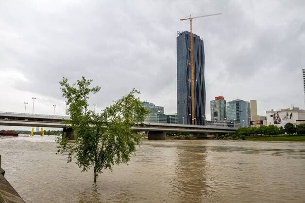 04.06.2013, Donau, Wien, AUT, Hochwasser in Österreich, im Bild die Neue Donau mit dem DC Tower Flooding in Austria, Vienna, Austria on 2013 06 04. EP_PUCH E