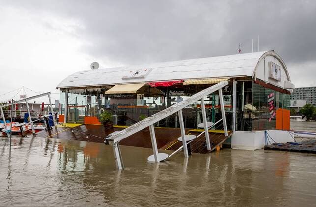 04.06.2013, Donau, Wien, AUT, Hochwasser in Österreich, im Bild ein Restaurant an der Neuen Donau Flooding in Austria, Vienna, Austria on 2013 06 04. EP_PUCH E
