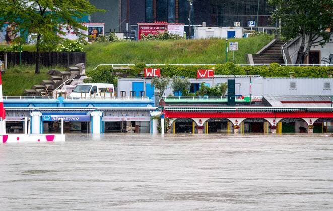 04.06.2013, Donau, Wien, AUT, Hochwasser in Österreich, im Bild Restaurants an der Neuen Donau Flooding in Austria, Vienna, Austria on 2013 06 04. EP_PUCH E
