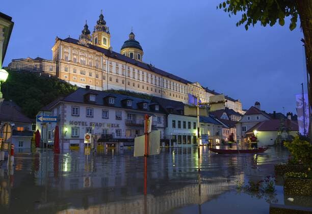 Donau-Hochwasser: überflutete Altstadt und Stift Melk mit Zille der Feuerwehr in Melk, Österreich, Niederösterreich, Wachau