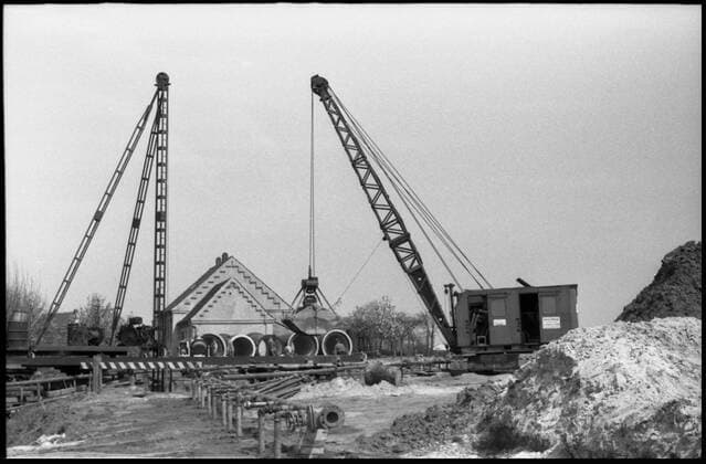 Bauarbeiter GER, ca.1954, Bauarbeiter, Tiefbau, Leitungsverlegung, Kran; Kräne
