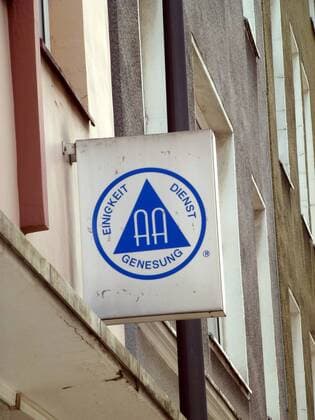 Hinweis, Logo, Schriftzug auf die Kontaktstelle der Anonymen Alkoholiker (AA) an einem Gebäude in Köln, aufgenommen am 04.06.2013 in Köln.