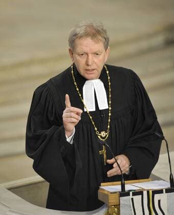 Festgottesdienst am Neujahrstag am 01.01.2011 in der Frauenkirche in Dresden. Der sächsische Landesbischof Jochen Bohl (Foto) hat dabei seine Kritik am Einsatz deutscher Soldaten in Afghanistan bekräftigt. Es ist nicht besser geworden in Afghanistan und niemand vermöchte zu sagen, wie es gut werden kann , sagte Bohl bei dem vom ZDF übertragenen Gottesdienst. Damit nahm er Bezug auf die Aussage der früheren hannoverschen Bischöfin Margot Käßmann Nichts ist gut in Afghanistan vor genau einem Jahr in Dresden. Mit diesem Satz in ihrer Neujahrspredigt in der Frauenkirche hatte die damalige Ratsvorsitzende der Evangelischen Kirche in Deutschland (EKD) eine breite gesellschaftliche Diskussion über den Afghanistan-Einsatz der Bundeswehr ausgelöst. Bohl erinnerte an die 45 Bundeswehrsoldaten, die bislang beim Militäreinsatz am Hindukusch ums Leben kamen. (Siehe epd-Bericht vom 01.01.2011) DER 356543 EDITORIAL USE ONLY