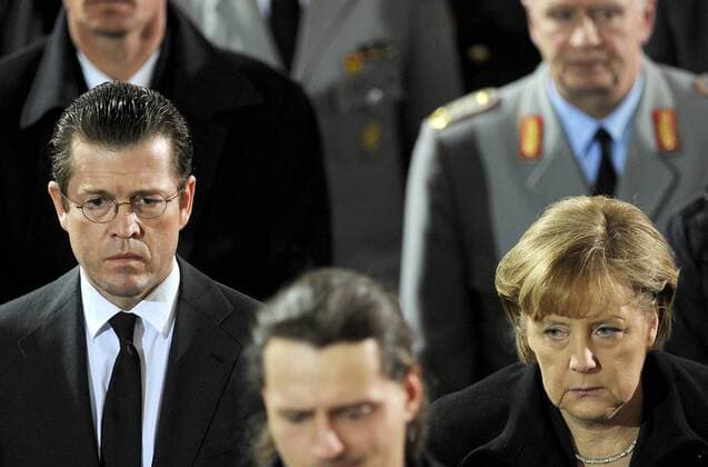 Verteidigungsminister Karl-Theodor zu Guttenberg (CSU) und Bundeskanzlerin Angela Merkel (CDU) verlassen am Freitag (25.02.11) nach der zentralen Trauerfeier für die drei am letzten Freitag (18.02.11) in Afghanistan gefallenen Soldaten die Stadtpfarrkirche St. Michael in Regen (Bayern). Die Männer kamen bei einem Angriff eines Soldaten der afghanischen Nationalarmee in der Provinz Baghlan in Afghanistan ums Leben. Bei dem ökumenischen Trauergottesdienst haben Bundesregierung und Bundeswehr am Freitag Abschied von den getöteten Soldaten genommen. Zu den mehr als 600 Trauergästen gehörten neben Angehörigen und Freunden Bundeskanzlerin Angela Merkel (CDU), Verteidigungsminister Karl-Theodor zu Guttenberg (CSU) und der Generalinspekteur der Bundeswehr, General Volker Wieker. (Siehe epd-Meldung vom 25.02.2011) DER ABDRUCK DES EPD-FOTOS IST HONORARPFLICHTIG! Ökumenische Trauerfeier für getöte 359675 EDITORIAL USE ONLY