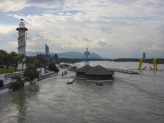 Hochwasser der Neuen Donau in Wien mit überschwemmten Lokalen der Ausgehmeile Sunken City