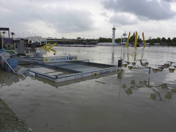 Hochwasser der Neuen Donau in Wien mit überschwemmten Lokalen der Ausgehmeile Copa Cagrana