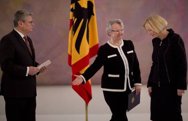 Deutschland, Berlin, Schloß Bellevue, Aushändigung der Entlassungsurkunde für Forschungsministerin Annette Schavan CDU und Aushändigung der Ernennungsurkunde für Johanna Wanka CDU zur Bundesministerin für Bildung und Forschung durch Bundespräsident Joachim Gauck, mit Bundeskanzlerin Angela Merkel CDU, 14.02.2013