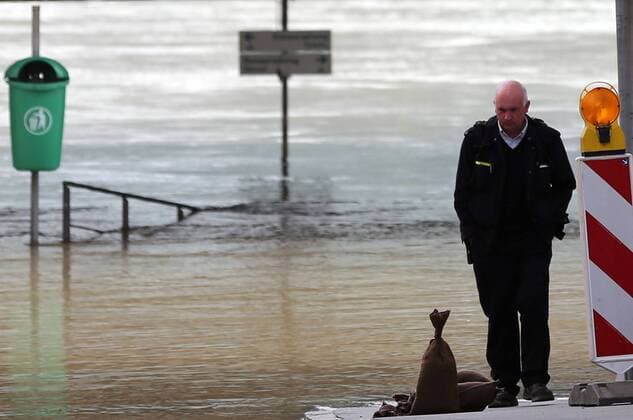 (130606) -- PASSAU, June 6, 2013 (Xinhua) -- A man stands beside a flooded area in Passau, Germany, June 6, 2013. The flood situation in Passau, which has seen its worst flooding in 500 years, has eased as the water level of the Danube River dropped. (Xinhua Luo Huanhuan) (srb) GERMANY-PASSAU-FLOOD 