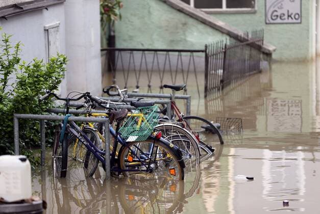 (130606) -- PASSAU, June 6, 2013 (Xinhua) -- Bicycles are left in flood water in Passau, Germany, June 6, 2013. The flood situation in Passau, which has seen its worst flooding in 500 years, has eased as the water level of the Danube River dropped. (Xinhua Luo Huanhuan) (srb) GERMANY-PASSAU-FLOOD 