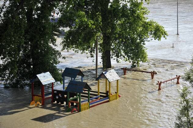 The level of the swollen Danube River in the Slovak capital of Bratislava beat the record from 2002, when devastating floods hit Central Europe. River started culminating this afternoon, June 6, 2013, sooner than expected, and it reached 10.34 metres. People have been warned of floods all along the Danube in Slovakia over the heavy rains after which rivers in Austria and Germany overflew their banks last weekend. A new anti-flood system was introduced in Bratislava two years ago. Hundreds of firefighters, policemen and soldiers are prepared to start fighting the flood if needed. (CTKxPhoto JanxKoller) CTKPhotoP201306060892001  kol 11