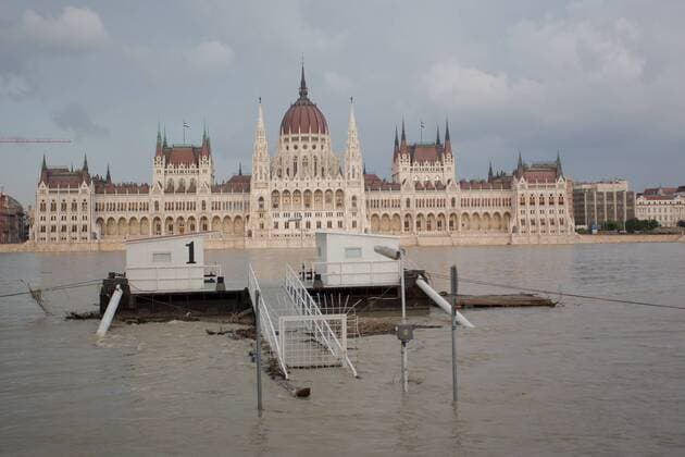 (130606) -- BUDAPEST, June 6, 2013 (Xinhua) -- The building of the Hungarian Parliament is seen behind a pier covered by flood in central Budapest, Hungary, on June 6, 2013. The water level of the Danube in Budapest has risen and its peak is expected on the next Monday. (Xinhua Attila Volgyi) HUNGARY-BUDAPEST-DANUBE-FLOOD 