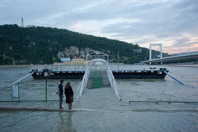 (130606) -- BUDAPEST, June 6, 2013 (Xinhua) -- A young man and a girl watch the Danube s floodwaters in central Budapest, Hungary, on June 6, 2013. The water level of the Danube in Budapest has risen and its peak is expected on the next Monday. (Xinhua Attila Volgyi) HUNGARY-BUDAPEST-DANUBE-FLOOD 