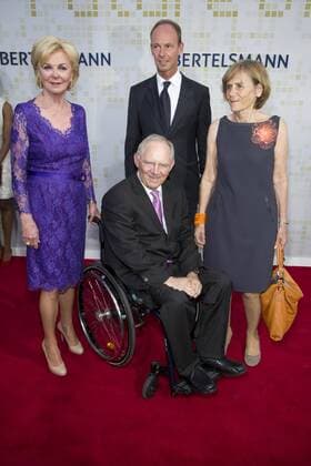 Liz MOHN, Bertelsmann-Patriarchin, und Thomas RABE, Bertelsmann-Vorstandsvorsitzender, begruessen Bundesfinanzminister Wolfgang SCHAEUBLE, Schäuble, und seine Frau Ingeborg, Roter Teppich, Red Carpet Show, Bertelsmann Party 2013 der Bertelsmann AG in Berlin, Deutschland am 06.06.2013.