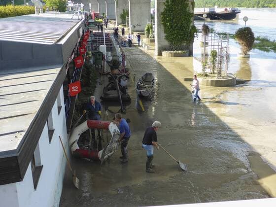 nach dem Hochwasser der Donau in Wien: Beseitigung von Schlamm vor einem Restaurant in Wien Nussdorf (unter einer Hochstraße)