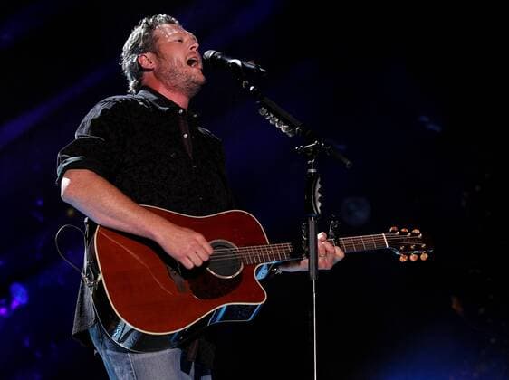 Blake Shelton performs with Sheryl Crow during the CMA Music Festival at LP Field in Nashville on June 7, 2013.  CMA2013060744