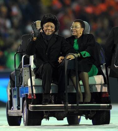IMAGO History, Ende der Apartheid in Südafrika: 1990-1994 (130608) -- Johannesburg, July 11, 2010 (Xinhua) -- File photo taken on July 11, 2010 shows the former president of South Africa Nelson Mandela (L) and his wife Graca Machel attending the closing ceremony of the 2010 FIFA World Cup South Africa in Johannesburg, South Africa. Former South African President Nelson Mandela is in serious but stable condition after being taken to a hospital to be treated for a lung infection, the government said Saturday, prompting an outpouring of concern from admirers of a man who helped to end white racist rule. (Xinhua Wang Yuguo) (zhf) SOUTH AFRICA-MANDELA-HOSPITALIZATION 