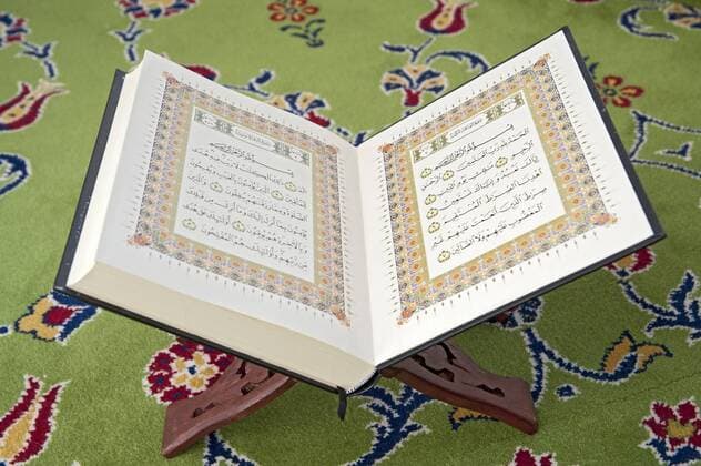 Eine Ausgabe des Koran liegt aufgeschlagen in der Neuen Moschee in Berlin Kreuzberg, Skalitzer Straße (3.10.2010). Die Muslime in Deutschland laden zum Tag der offenen Moschee am 3. Oktober ein. Mehrere hundert Moscheen in ganz Deutschland bieten Führungen, Vorträge und Podiumsdiskussionen an. Der Tag der offenen Moschee steht diesmal unter dem Motto Der Koran - 1.400 Jahre, aktuell und mitten im Leben . Der Tag der offenen Moschee geht auf eine Anregung des Zentralrats der Muslime zurück. (Siehe epd-Bericht vom 3.10.2010) DER ABDRUCK DES EPD-FOTOS IST HONORARPFLICHTIG! Tag der offenen Moschee in Berlin 351299 EDITORIAL USE ONLY