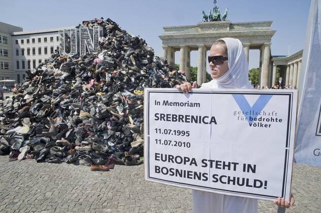Mit einem symbolischen Berg von rund 16.700 Schuhen hat die Gesellschaft für bedrohte Völker am Sonntag (11.07.2010) vor dem Brandenburger Tor in Berlin an das Massaker von Srebrenica vor 15 Jahren erinnert. Dabei waren im Juli 1995 über 8.300 Menschen von bosnisch-serbischen Truppen in der UN-Schutzzone Srebrenica unter den Augen niederländischer Blauhelme ermordet worden. (Siehe epd-Bericht vom 11.07.2010) DER ABDRUCK DES EPD-FOTOS IST HONORARPFLICHTIG! Schuhberg vor Brandenburger Tor zum Gedenken an Massaker von Srebrenica 344585 EDITORIAL USE ONLY