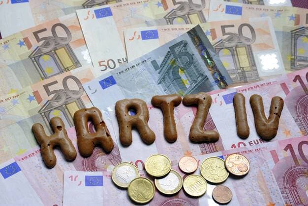 Schriftzug Hartz IV aus Russisch Brot auf Geldscheinen. Die Regelsätze für Hartz-IV-Empfänger sollen geringfügig um fünf Euro im Monat steigen. Das bestätigte Bundesarbeitsministerin Ursula von der Leyen (CDU) am Sonntag (26.09.2010)nach der Sitzung des Koalitionsausschusses in Berlin. Der Regelsatz für Erwachsene steigt damit von 359 auf 364 Euro im Monat. Die Kosten für Miete und Heizung werden extra erstattet. Die Regelsätze für Kinder werden nicht angehoben. (Siehe epd-Meldungen vom 26.09.2010) DER ABDRUCK DES EPD-FOTOS IST HONORARPFLICHTIG! Hartz-IV-Regelsatz soll nur geringfügig um fünf Euro steigen 350650 EDITORIAL USE ONLY
