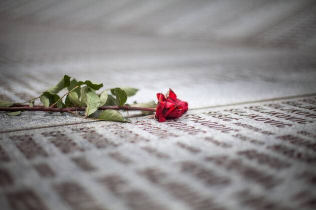 05.06.2013, Memorial Centre, Potocari, BIH, Massaker von Srebrenica, Potocari, im Bild Blumen auf der Gedenktafel in der die Namen der getöteten Muslime stehen. Das Massaker von Srebrenica gilt als eines der schlimmsten seit dem 2. Weltkrieg. Serbische Soldaten unter den Kommando von General Mladic, toeteten mehr als 8.000 Menschen, vorwiegend Muslime. A flower is seen at a memorial plaque where the names of killed Muslims in Srebrenica Massacre are written. Serb forces slaughtered around 8,000 Muslim men and boys in the overwhelmingly Muslim Bosnian town in 1995, Europe s worst atrocity since World War Two. Memorial Centre Potocari, Screbrenica, Bosnia and Herzegovina on 2013 06 07. EP fei ex