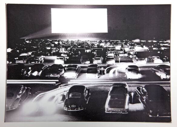 Repro einer Postkarte von 1961 mit Autos im Autokino in Gravenbruch bei Frankfurt (Foto von 22.03.2010). Vor 50 Jahren wurde im hessischen Gravenbruch das erste Autokino Deutschlands eröffnet. (Siehe epd-Feature vom 25.03.2010) DER ABDRUCK DES EPD-FOTOS IST HONORARPFLICHTIG! 50 Jahre Autokino Gravenbruch 337030 EDITORIAL USE ONLY