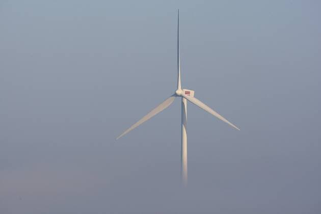 Propeller eines Windrads ragt aus dem Morgennebel, Niederlande propeller of a wind wheel looming out of morning mist, Netherlands BLWS337167