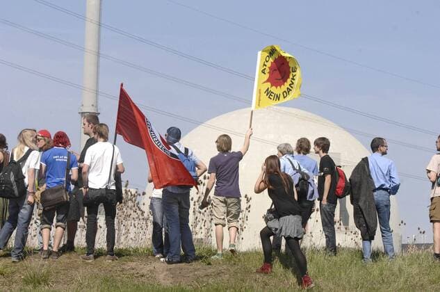 Zehntausende Demonstranten protestierten im hessischen Biblis am Samstag, 24.4., gegen die weitere Nutzung der Kernenergie in Deutschland und umzingelten in einer Menschenkette den 1974 ans Netz gegangenen, ältesten deutschen Atommeiler Biblis A und den benachbarten Block B. Mit einem Die-In wiesen sie auf die Gefahren der Kernenergie hin. (Siehe epd-Bericht vom 24.04.2010). DER ABDRUCK DES EPD-FOTOS IST HONORARPFLICHTIG! Massenproteste gegen Kernenergie am AKW Biblis 338726 EDITORIAL USE ONLY