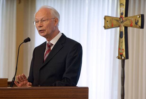 Der scheidende Präsident des Zentralkomitees der deutschen Katholiken (ZdK), Hans Joachim Meyer (73), spricht am Freitag (20.11.2009) bei der Vollversammlung des ZdK in Bonn. Zu seinem Nachfolger wählte die Laienorganisation der katholischen Kirche den CSU-Politiker und früheren bayerischen Landtagspräsidenten Alois Glück (69). Die Vollversammlung ist das höchste Organ der katholischen Laienorganisation und hat rund 230 Mitglieder. (Siehe epd-Meldung vom 20.11.2009) DER ABDRUCK DES EPD-FOTOS IST HONORARPFLICHTIG! Hans Joachim Meyer, Wahl des neuen Präsidenten der katholischen Laien 2009 329675 EDITORIAL USE ONLY