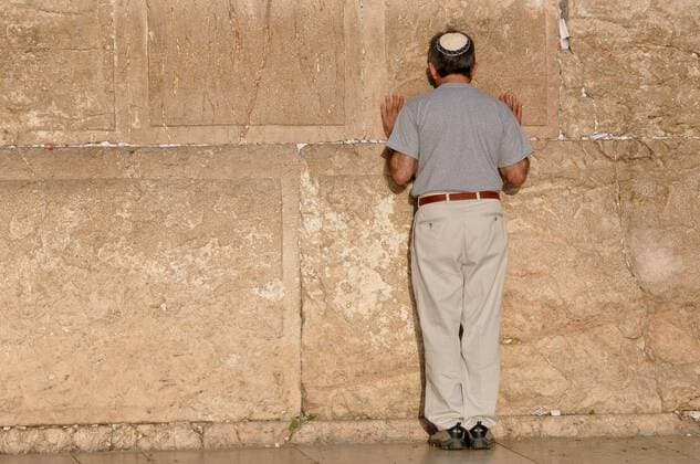 Gebet an der Klagemauer in Jerusalem zu Beginn des jüdischen Neujahrsfestes Rosch Haschana am Freitagabend (18.9.2009). Weltweit feiern Juden am Samstag und Sonntag das Neujahrsfest Rosch Haschana ( Haupt des Jahres ). Das zweitägige Fest beginnt bereits am Freitagabend, dem Vorabend des ersten Tages des jüdischen Monats Tischri. Damit begrüßen die Juden das Jahr 5770 nach der Erschaffung der Welt. Die vorherrschende Farbe in der Synagoge und der Kleidung ist weiss. Nach der Überlieferung wird wird am Rosch Haschana das Buch des Lebens aufgeschlagen und ein Urteil über den Lebenswandel des Menschen geschrieben. Die folgenden zehn Tage, die zehn Jamim Noraim (Hebräisch ehrfurchtsvollen Tage ), dienen der tätigen Reue, Versöhnung und Umkehr: Streitigkeiten und Unfrieden sollen beseitigt, schlechtes Verhalten und schlechte Gedanken bereut werden. Die Zehn Bußtage enden mit Yom Kippur, de 325427 EDITORIAL USE ONLY