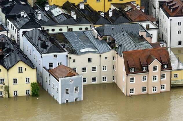 Überflutete Häuser der Altstadt an der Donau bei Hochwasser am 3. Juni 2013, Passau, Niederbayern, Bayern, Deutschland, Europa iblrai03377256.jpg
