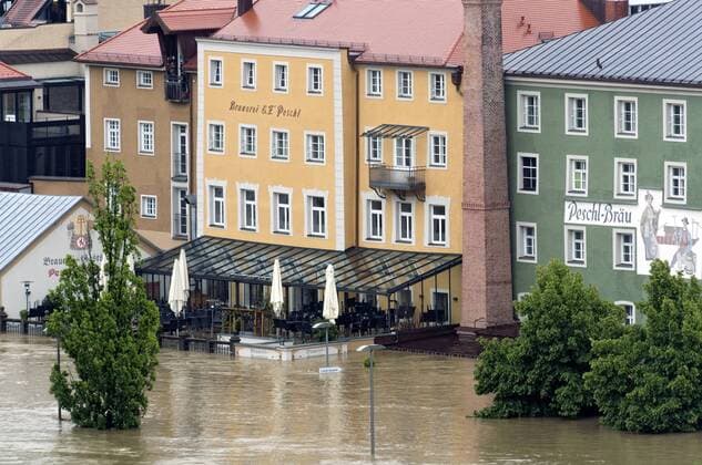 Überflutete Brauerei und Gaststätte Peschl Bräu an der Donau bei Hochwasser am 3. Juni 2013, Passau, Niederbayern, Bayern, Deutschland, Europa iblrai03377268.jpg