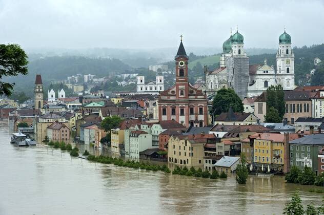 Passauer Altstadt an der Donau bei Hochwasser am 3. Juni 2013, Passau, Niederbayern, Bayern, Deutschland, Europa iblrai03377271.jpg
