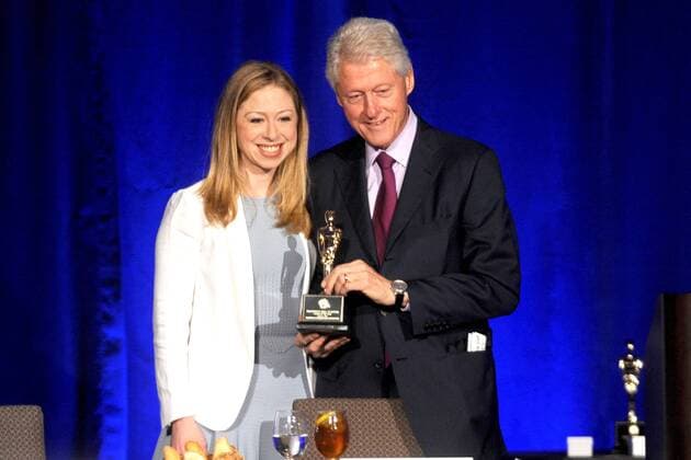Bill Clinton mit Tochter Chelsea Clinton bei der 72. Verleihung der Father Of The Year Awards im Hotel Grand Hyatt. New York, 11.06.2013 Foto:xD.xVanxTinex xFuturexImage