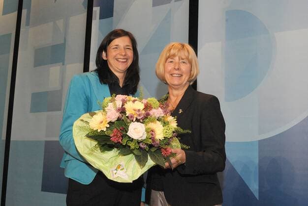 Die Grünen-Politikerin Katrin Göring-Eckardt (li.) übernimmt als Präses die Leitung der Synode der Evangelischen Kirche in Deutschland (EKD) (Foto mit ihrer Vorgängerin in dem Amt, Barbara Rinke, nach der Wahl). Bei der konstituierenden Sitzung des Kirchenparlaments setzte sich die 42-jährige Vizepräsidentin des Bundestages am Samstag (02.05.09) in Würzburg mit 72 zu 50 Stimmen gegen den ehemaligen bayerischen Ministerpräsidenten Günther Beckstein (CSU) durch. Die Synode ist das höchste gesetzgebende Gremium der Evangelischen Kirche in Deutschland. Das Kirchenparlament repräsentiert rund 25 Millionen evangelische Christen. (Siehe epd-Bericht vom 02.05.09) DER ABDRUCK DES EPD-FOTOS IST HONORARPFLICHTIG! Göring-Eckardt an Spitze der EKD-Synode gewählt 316351 EDITORIAL USE ONLY