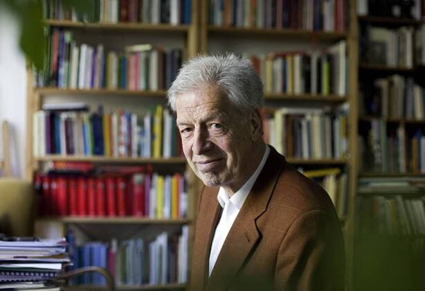 Bremens Alt-Bürgermeister Henning Scherf am 20.04.2009 in seiner Wohnung in Bremen. Henning Scherf besucht den kommenden Kirchentag in der Hansestadt nicht nur, er gestaltet ihn mit. Die Großveranstaltung vom 20. bis 24. Mai werbe für die Region und sei eine Chance, die so schnell nicht wieder kommt , schwärmt Scherf, der ausdauernd und zeitweise im Alleingang den Kirchentag nach Bremen geholt hat. Als Regierungschef des kleinsten Bundeslandes schlug der SPD-Politiker vor zwölf Jahren den ersten Funken. Die Bremer, so war und ist seine Überzeugung, sind wunderbare Gastgeber . Seine Begeisterung auch als Mitglied des Kirchentags-Präsidiums für die vor 60 Jahren begründete Bewegung zog Kreise. Auch andere fingen Feuer. So wurde Scherf zum Vater des Bremer Kirchentages. (Siehe epd-Bericht vom 22.04.09) DER ABDRUCK DES EPD-FOTOS IST HONORARPFLICHTIG! Bremens Alt-Bürgermeister Henning Scher 315623 EDITORIAL USE ONLY