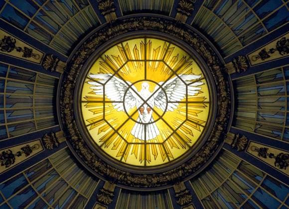 Darstellung einer Pfingsttaube in der Kuppel des Berliner Doms. Wie die Krippe zu Weihnachten und die Eier zu Ostern gehört die Taube zu Pfingsten, dem dritten großen Fest der Christenheit. Seit den Anfängen der christlichen Kirche symbolisiert die Taube den Heiligen Geist, der nach der Apostelgeschichte an Pfingsten die Jünger Jesu mit Glaubensüberzeugungen erfüllte, worauf sie anfingen zu predigen in anderen Sprachen . Diese Ausgießung des Heiligen Geistes gilt als Ursprung der Kirche und Beginn der christlichen Mission in allen Erdteilen. In der Kunst des Christentums taucht die Taube zum ersten Mal im 6. Jahrhundert auf, im alten Babylon schon viel eher. Die Herabkunft des Heiligen Geistes wurde früher gerne sichtbar dargestellt: In Süddeutschland ließ man am Pfingstsonntag eine hölzerne Taube durch das so genannte Heilig-Geist-Loch in der Decke des Kirchenraumes zu den Gläubigen 187875 EDITORIAL USE ONLY