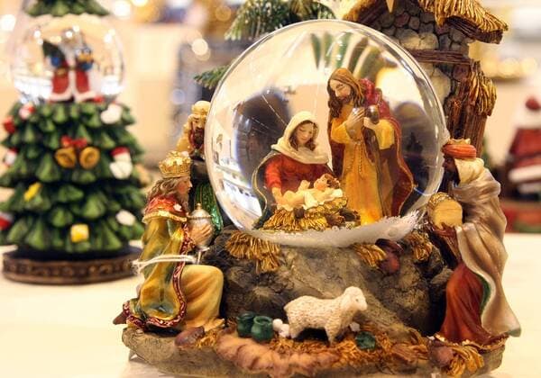Kaum sind die Weihnachtsbäume abgeschmückt und die Dekoration in Kisten verpackt, werden schon wieder die Trends für die nächste Weihnachtssaison präsentiert: Auf der internationalen Fachmesse für Weihnachtsartikel Christmasworld in Frankfurt am Main werden von Freitag (30.1.09) bis Dienstag (3.2.09) neben Weihnachten auch die landestypischen Feste Halloween und Valentinstag präsentiert. Unter dem Motto The spirit of celebration (Der Geist der Feierns) stehen in diesem Jahr die USA im Mittelpunkt. Leuchtdioden in allen Variationen sind der Trend der nächsten Jahre für die Weihnachts-Illumination. Foto: Starker Trend Glaselemente: Hier verkitscht als Weihnachskrippe mit Schneekugel - aber ohne Schnee. (Siehe epd-Meldung vom 30.1.2009) DER ABDRUCK DES EPD-FOTOS IST HONORARPFLICHTIG! Weihnachtsmesse Christmasworld in Frankfurt am Main 309394 EDITORIAL USE ONLY