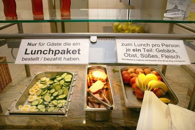 Essensauslage für das Lunchpaket in der Jugendherberge in Garmisch Partenkirchen am 24.01.09. Unter dem Motto Gemeinschaft erleben ? Verantwortung zeigen feiern in diesem Jahr die deutschen Jugendherbergen ihr 100-jähriges Bestehen. Am 26. August 1909 hatte der Lehrer Richard Schirrmann bei einer Wanderung mit seiner Schulklasse während eines Gewitters die Idee, ein Netz aus jugendfreundlichen Unterkünften zu schaffen. Ziel Schirrmanns war, dass die Herbergen offen für alle Jugendlichen unabhängig von ihrer sozialen Schicht sein sollten. Die erste Jugendherberge der Welt wurde 1912 nach Schirrmanns Plänen in Altena in Nordrhein-Westfalen eröffnet. Heute gibt es weltweit über 4.000 Jugendherbergen in fast 90 Ländern, von Sydney in Australien bis San Franscisco in den USA. Das Deutsche Jugendherbergswerk mit seinen 556 Häusern und mehr als 5.000 hauptamtlichen Mitarbeitern hat heute fast 310607 EDITORIAL USE ONLY