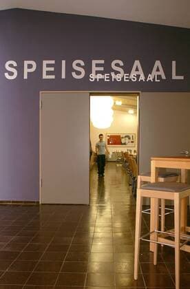 Blick in den Speisesaal der Jugendherberge in Garmisch Partenkirchen am 24.01.09. Unter dem Motto Gemeinschaft erleben ? Verantwortung zeigen feiern in diesem Jahr die deutschen Jugendherbergen ihr 100-jähriges Bestehen. Am 26. August 1909 hatte der Lehrer Richard Schirrmann bei einer Wanderung mit seiner Schulklasse während eines Gewitters die Idee, ein Netz aus jugendfreundlichen Unterkünften zu schaffen. Ziel Schirrmanns war, dass die Herbergen offen für alle Jugendlichen unabhängig von ihrer sozialen Schicht sein sollten. Die erste Jugendherberge der Welt wurde 1912 nach Schirrmanns Plänen in Altena in Nordrhein-Westfalen eröffnet. Heute gibt es weltweit über 4.000 Jugendherbergen in fast 90 Ländern, von Sydney in Australien bis San Franscisco in den USA. Das Deutsche Jugendherbergswerk mit seinen 556 Häusern und mehr als 5.000 hauptamtlichen Mitarbeitern hat heute fast zwei Millio 310608 EDITORIAL USE ONLY