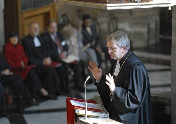 Die Generalsynode der Vereinigten Evangelisch-Lutherischen Kirche Deutschlands (VELKD) ist am Samstag (11.10.2008) in Zwickau eröffnet worden. Am Sonntag (12.10.2008) feierten die Synodalen im Zwickauer Dom St. Marien einen Abendmahlsgottesdienst. Die Predigt hielt der sächsische Landesbischof Jochen Bohl (Foto). Das Tagungsmotto lautet Lutherisch sein im 21. Jahrhundert . Der Dachverband von acht Landeskirchen repräsentiert rund zehn Millionen Gemeindemitglieder. Leitender Bischof ist der bayerische Landesbischof Johannes Friedrich (München), der sächsische Landesbischof Jochen Bohl (Dresden) ist sein Stellvertreter. Auf dem Programm steht am Montag auch die Wahl des Leitenden Bischofs für eine dreijährige Amtsperiode. DER ABDRUCK DES EPD-FOTOS IST HONORARPFLICHTIG! Generalsynode der Lutheraner tagt in Zwickau 274796 EDITORIAL USE ONLY