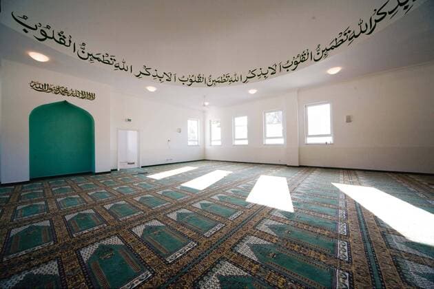 Der Innenraum der neuerrichteten Khadija-Moschee der Ahmadiyya Muslim Jamaat -Gemeinde in Berlin-Heinersdorf (Foto vom 13.10.08). Der erste Moscheeneubau im Ostteil Berlins soll am Donnerstag (16.10.08) eingeweiht werden. Dazu wird auch der für die Gemeinde zuständige Kalif, Hadhrat Mirza Masroor Ahmad, Khalifatul Massih V., aus London erwartet. Der Sender Muslim TV Ahmadiyya will zudem die Feiern in alle Welt übertragen. Der Entwurf des Gebäudes stammt von der Architektin Mubashra Ilyas, die bereits mehrere Moscheen der Ahmadiyya-Gemeinde entworfen hat. Rund um das Gelände der neuen Moschee, die nach der ersten Muslima und Ehefrau des Propheten Muhammad, Khadija, benannt und allein von der Frauenorganisation der Ahmadiyya-Gemeinde finanziert wurde, kam es seit der Grundsteinlegung am 2. Januar 2007 immer wieder zu Störungen und Sachbeschädigungen von Gegnern des Moscheebaus. Zuletzt 274918 EDITORIAL USE ONLY