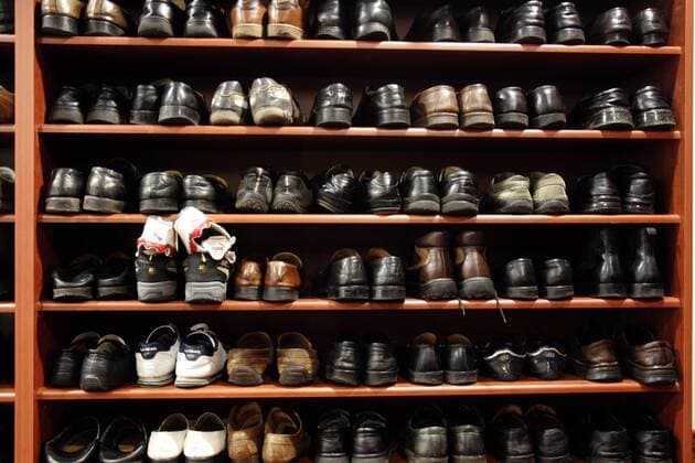 Schuhe im Vorraum von Deutschlands größter Moschee in Duisburg während des Freitagsgebets am 31.10.2008. Die Moschee im Duisburger Stadtteil Marxloh, die sich am traditionellen Vorbild der osmanischen Kuppelmoschee orientiert, wurde am 26.10.2008 eröffnet und soll nach Angaben der Moschee-Gemeinde ein Haus für alle sein. Das prunkvoll ausgeschmückte Gotteshaus mit einer Haupt- und vier Nebenkuppeln bietet Platz für rund 1.400 Gläubige. Unter dem Motto Dialog unter der Kuppel beherbergt die Moschee auch eine interreligiöse und interkulturelle Begegnungsstätte. DER ABDRUCK DES EPD-FOTOS IST HONORARPFLICHTIG! Freitagsgebet in Deutschlands größter Moschee in Duisburg 276123 EDITORIAL USE ONLY
