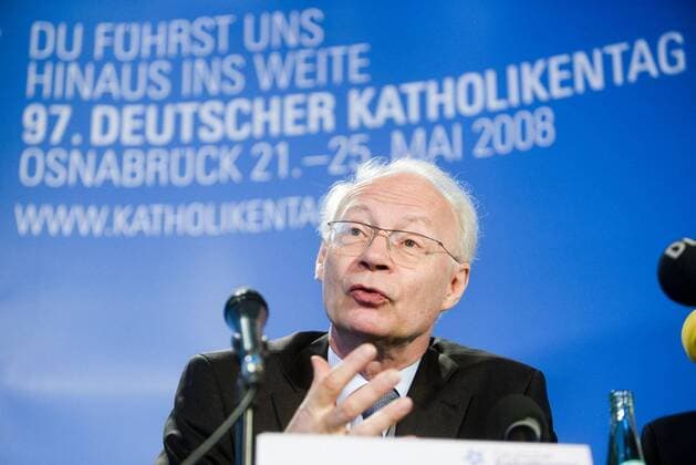 Hans Joachim Meyer, Präsident des Zentralkomitees der deutschen Katholiken (ZdK), am Dienstag (08.01.08) bei einer Pressekonferenz zum 97. Deutsche Katholikentag, in Osnabrück. Der Katholikentag 2008, der vom 21. und 25. Mai in Osnabrück stattfindet, wird unter dem Leitwort Du fährst uns hinaus ins Weite Zukunftsthemen in den Mittelpunkt stellen. Die Veranstalter erwarten zwischen dem 21. und 25. Mai etwa 35.000 bis 40.000 Dauer- und Tagesteilnehmer. Als Redner sind unter anderen Bundespräsident Horst Köhler, Bundeskanzlerin Angela Merkel und der Ratsvorsitzende der Evangelischen in Kirche in Deutschland, Bischof Wolfgang Huber, eingeladen. (Siehe epd-Bericht vom 08.01.08) DER ABDRUCK DES EPD-FOTOS IST HONORARPFLICHTIG! Hans Joachim Meyer, PK zum Katholikentag 2008 in Osnabrück 243771 EDITORIAL USE ONLY
