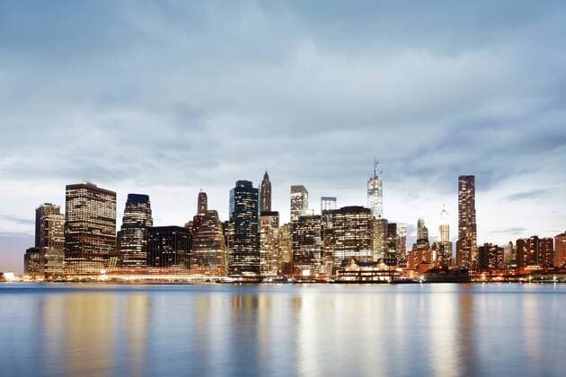 Beleuchtete Manhattan-Skyline am Abend, East River, Manhattan, New York City, New York, USA, Nordamerika iblwap03284049.jpg