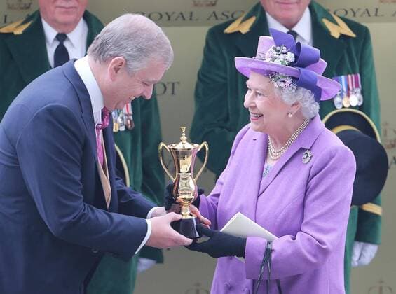 Queen Elizabeth II erstmals nicht beim Royal Ascot - Archivbilder The Queen Elizabeth II receives the trophy from her son the Duke of York after her horse Estimate after it wins The Gold Cup at Ladies Day at Royal Ascot 2013, Thursday, 20th June 2013 Picture by Stephen Lock i-Images StephenxLockx xi-Images  IIM-0120-0112