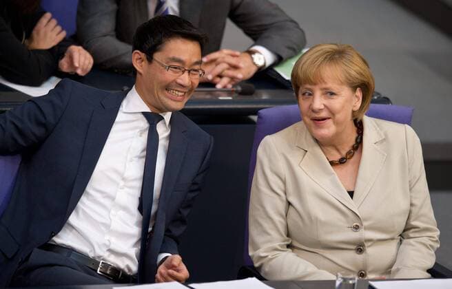 Bundeskanzlerin Angela MERKEL (CDU) und Bundeswirtschaftsminister Philipp ROESLER (FDP) Regierungserklärung der Bundeskanzlerin zum G8-Gipfel und zum Europaeischen Rat. 250.Plenarsitzung des Deutschen Bundestags im Reichstag in Berlin am 27.06.2013.