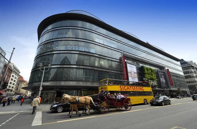 Architektur von Jean Nouvel Hochzeitskutsche und Sightseeing-Bus vor Quartier Q207 Warenhaus Shopping Center Galerie Lafayette Architekt Jean Nouvel, Friedrichstadt-Passagen - McPIML