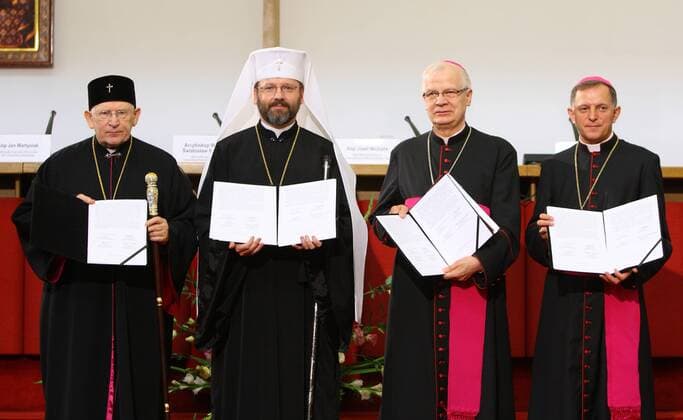 Gedenkveranstaltung in Warschau in Erinnerung an die Opfer der Massaker in der Oblast Wolhynien JANA MARTYNIUKA N Z: Erzbischof SWIATOSLAW SZEWCZUK , Erzbischof JOZEF MICHALIK , Erzbischof MIECZYSLAW MOKRZYCKI Erzbischof JAN MARTYNIUK EN_01087983_0003 