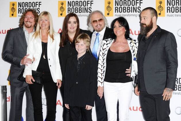 Barry Gibb (Bee Gees) mit Gattin Linda Gibb und Familie bei der Verleihung der Nordoff Robbins Silver Clef Awards 2013 im Hilton Park Lane. London, 28.06.2013 Barry Gibb (Bee Gees) mit Gattin Linda Gibb und Familie 
